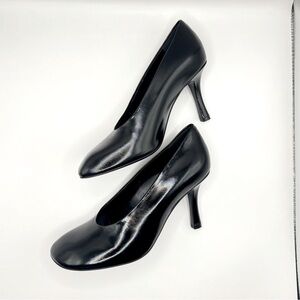 BURBERRY 
Black Leather Pumps
EU 37